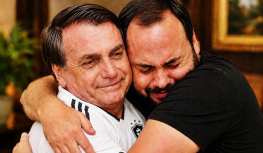 Carlos vai às lágrimas ao reencontrar Jair Bolsonaro: "Pai, eu te amo"
