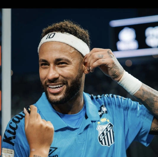 Santos, com Neymar, vence e fiéis hostilizam criança