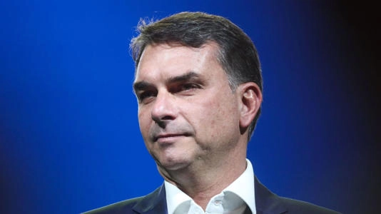Após revelação sobre contrato, Flávio diz que Moraes deve renunciar ao STF
