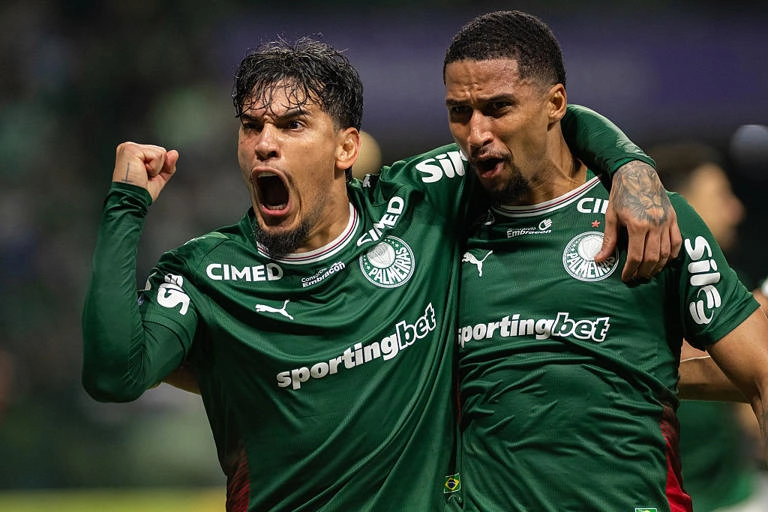 Palmeiras aproveita expulsão, vence o São Paulo no Choque-Rei e dorme na liderança