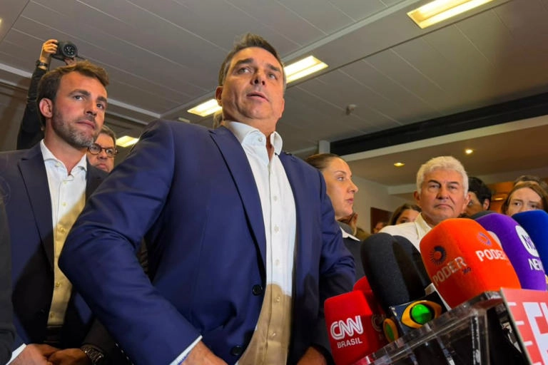 Flávio Bolsonaro é aconselhado a não divulgar novos nomes para equipe de governo