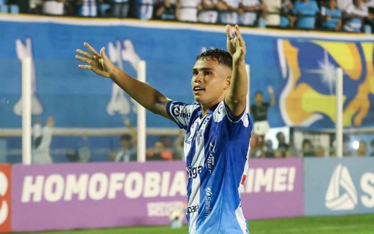 Volante contratado pelo Flamengo se emociona em jogo do Paysandu