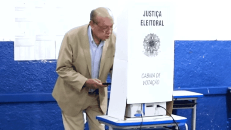 Gilmar Mendes vota em Diamantino, no Mato Grosso