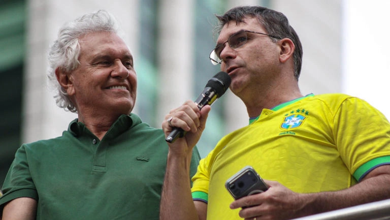 Caiado declara apoio a Flávio Bolsonaro, que dispara: "Vamos mudar a Constituição"