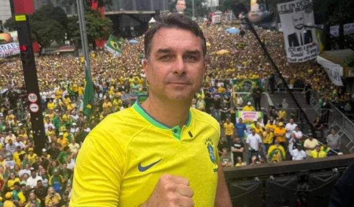 Inédito! Clubes brasileiros avaliam declarar apoio à Flávio Bolsonaro