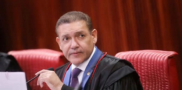 Nunes Marques proíbe distribuição de jornal 'Petróleo dos Brasileiros' a pedido de Flávio Bolsonaro