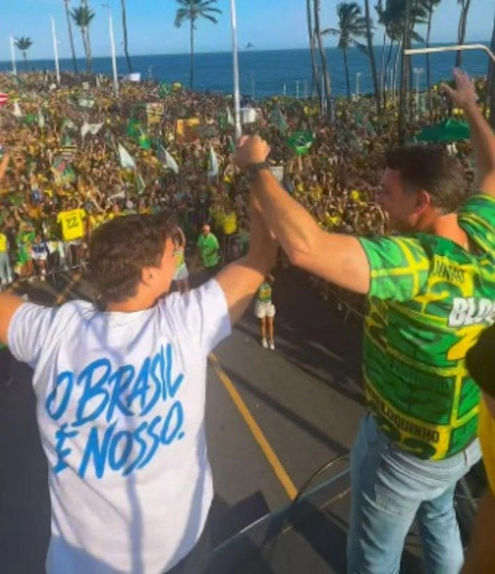 Flávio percorre orla de Salvador entre gritos de 'volta Bolsonaro' e provocações de petistas