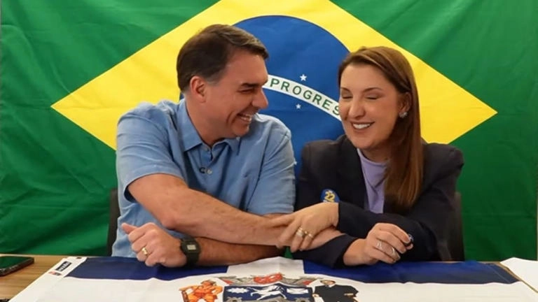 Ao lado de Flávio Bolsonaro, Daniella Marques afirma: "Só vai ter eleição daqui oito anos"