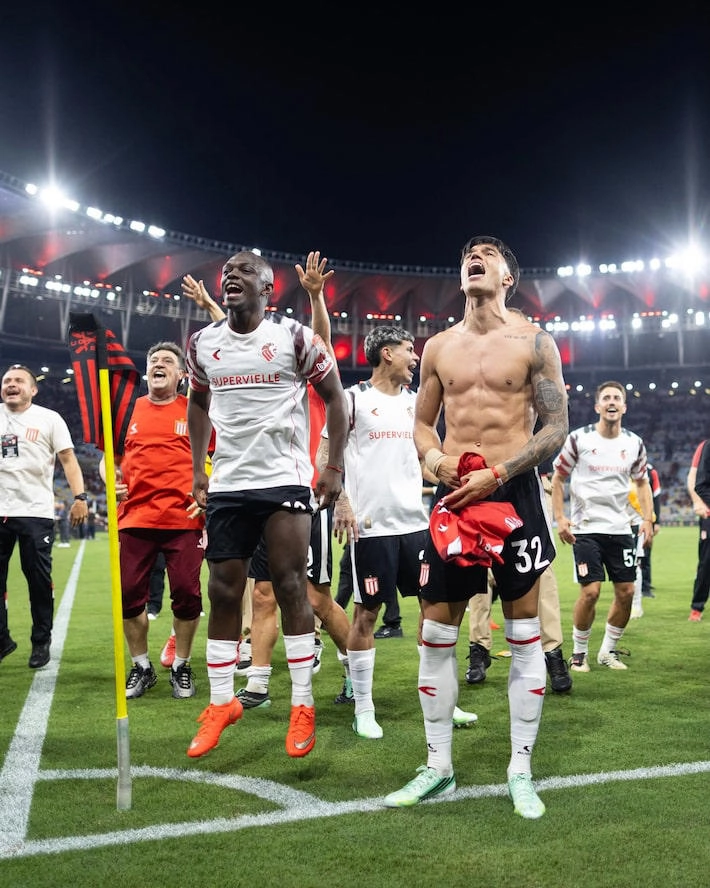 Vitória colossal e finalista épico: jornais argentinos repercutem classificação do Estudiantes